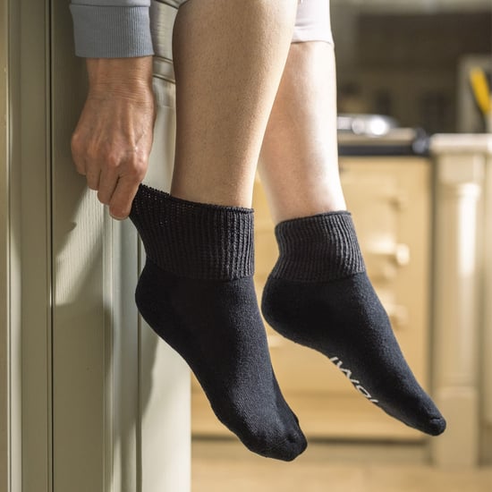 IOMI - Calcetines de algodón acolchados para diabéticos de 3 pares para pies y piernas hinchados - Negro - Image 4