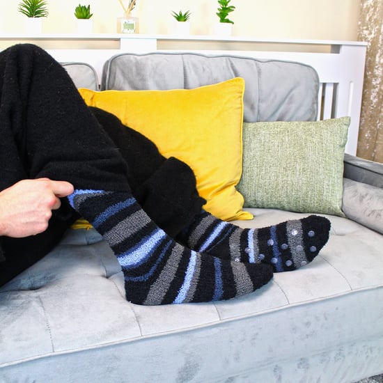 4 Pares de Calcetines de Cama para Hombre |Thermal Anti Slip Fuzzy Slipper Socks - Blue / Red Stripe - Image 5