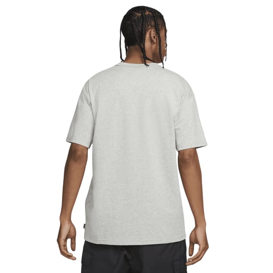 Camiseta Gris Nike Sportswear Premium Essentials - Image 3