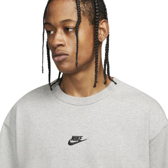 Camiseta Gris Nike Sportswear Premium Essentials - Image 4