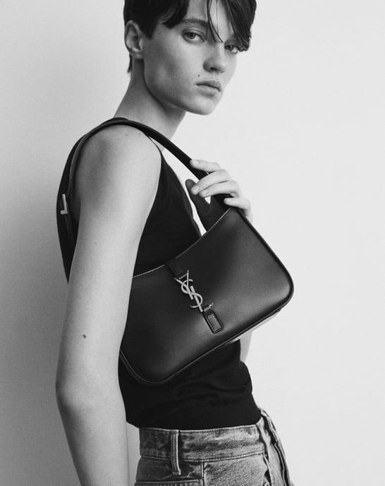 Saint Laurent Le 5 à 7 bolso hobo en piel - Image 5