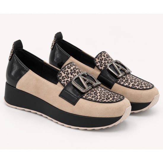 Mocasín Beige Leopardo Cuña Adorno Metálico Montevita 105424 - Image 1