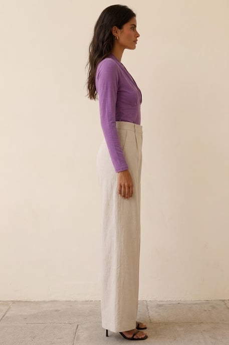 Top con escote en V y drapeado esculpido - Image 2