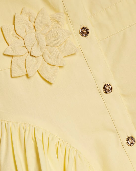 River Island Vestido camisero mini para niña amarillo con flor 3D sin mangas - Image 3