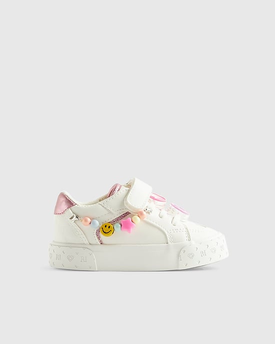 River Island Zapatillas Mini para niña Blancas con adorno de Charm y puntera redonda - Image 2