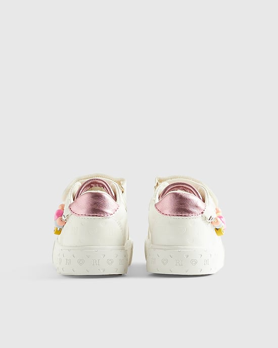 River Island Zapatillas Mini para niña Blancas con adorno de Charm y puntera redonda - Image 3