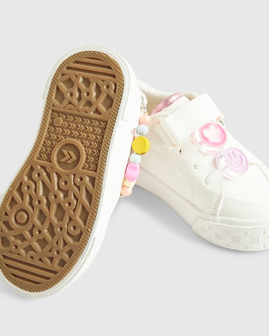 River Island Zapatillas Mini para niña Blancas con adorno de Charm y puntera redonda - Image 4