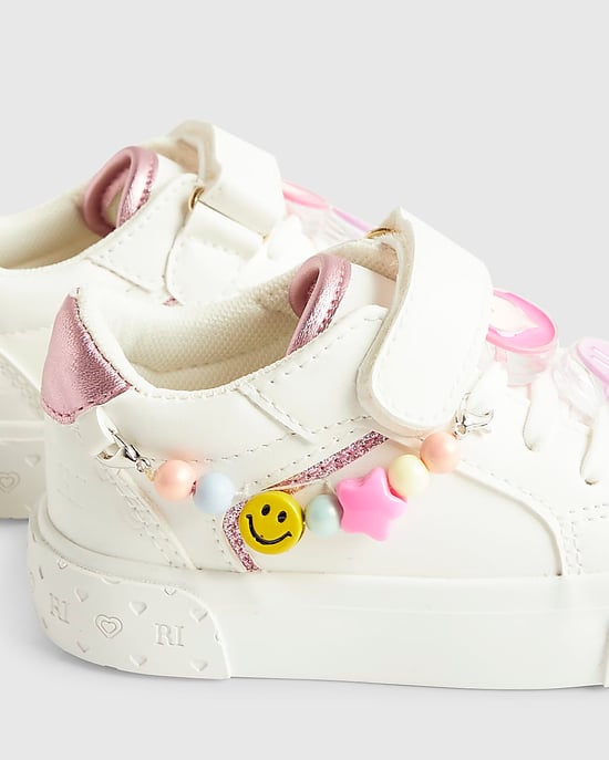River Island Zapatillas Mini para niña Blancas con adorno de Charm y puntera redonda - Image 5