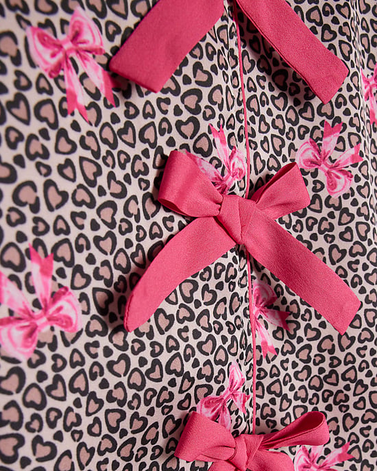 River Island Pijama de satén marrón para niña con estampado de lazos de leopardo - Image 3