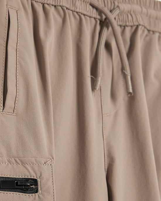 River Island Mini Pantalón cargo para niño Beige Bolsillos utilitarios con cremallera - Image 2