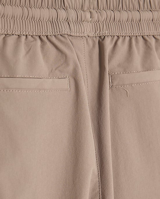 River Island Mini Pantalón cargo para niño Beige Bolsillos utilitarios con cremallera - Image 3