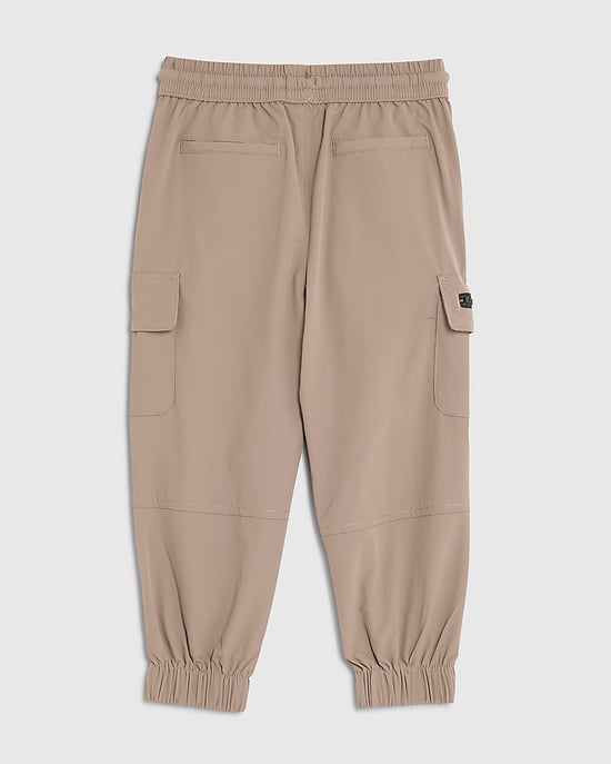 River Island Mini Pantalón cargo para niño Beige Bolsillos utilitarios con cremallera - Image 4