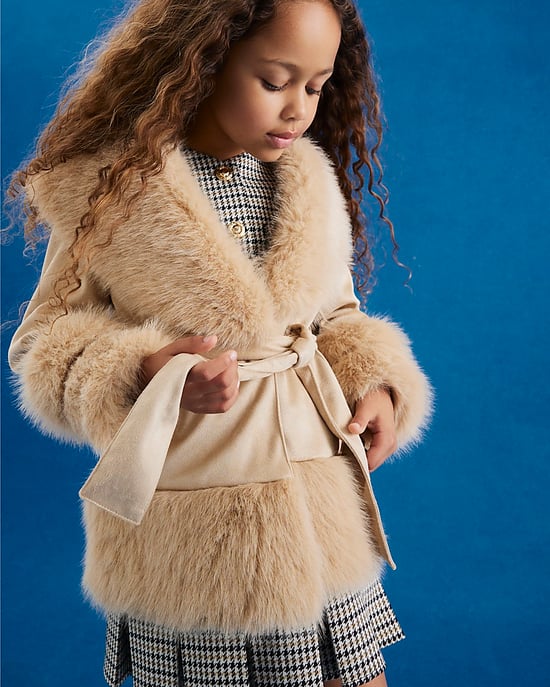 River Island Abrigo cruzado para niña Ante sintético crema Piel sintética Cinturón - Image 4