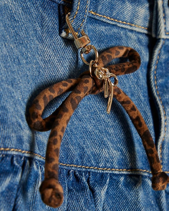 River Island Falda Rara para niña Vaquera azul y llavero con lazo - Image 3