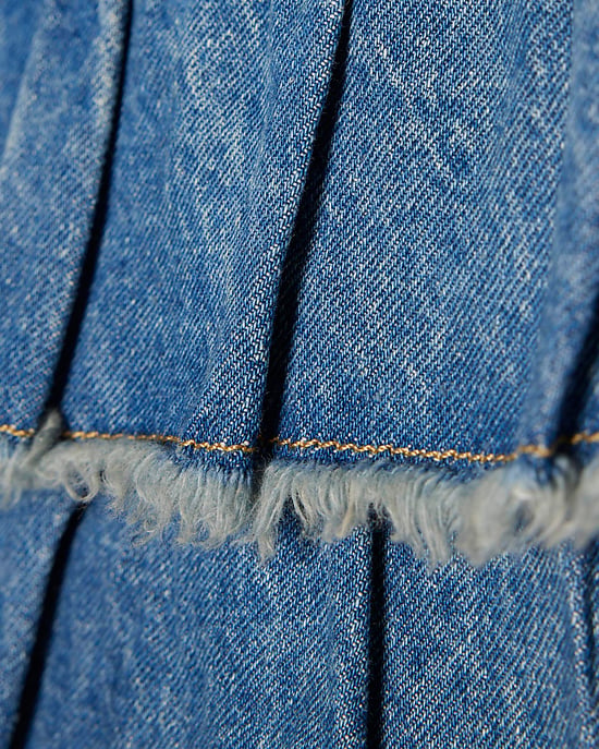 River Island Falda Rara para niña Vaquera azul y llavero con lazo - Image 4