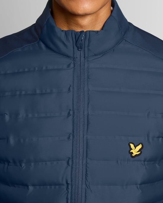 Lyle & Scott Chaqueta de golf híbrida acolchada con cremallera completa - Image 3