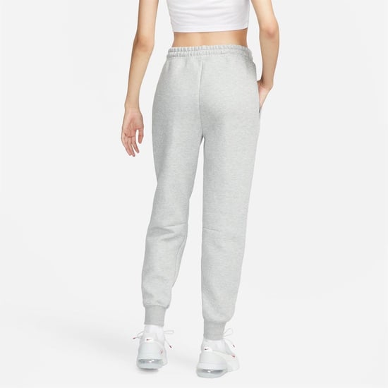 Pantalón de chándal de tiro medio Sportswear Tech Fleece de Nike para mujer en gris - Image 2