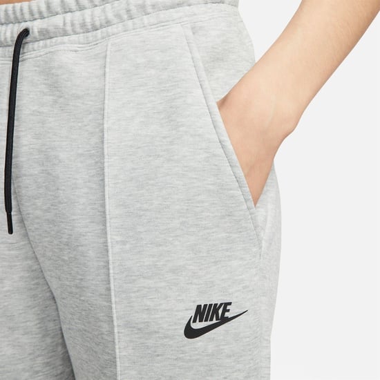 Pantalón de chándal de tiro medio Sportswear Tech Fleece de Nike para mujer en gris - Image 4