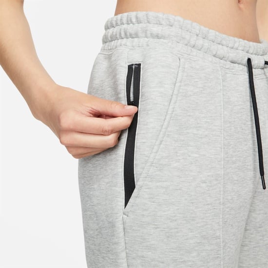 Pantalón de chándal de tiro medio Sportswear Tech Fleece de Nike para mujer en gris - Image 5