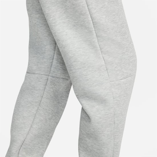 Pantalón de chándal de tiro medio Sportswear Tech Fleece de Nike para mujer en gris - Image 6