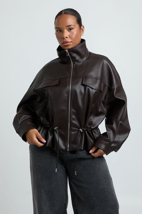 Boohoo Chaqueta Plus de piel sintética con cuello funnel y cintura ajustada - Image 1