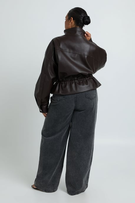 Boohoo Chaqueta Plus de piel sintética con cuello funnel y cintura ajustada - Image 2