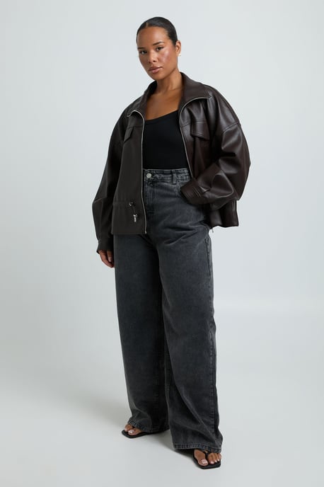 Boohoo Chaqueta Plus de piel sintética con cuello funnel y cintura ajustada - Image 3