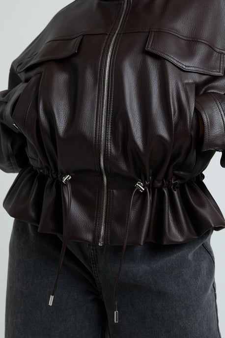 Boohoo Chaqueta Plus de piel sintética con cuello funnel y cintura ajustada - Image 4
