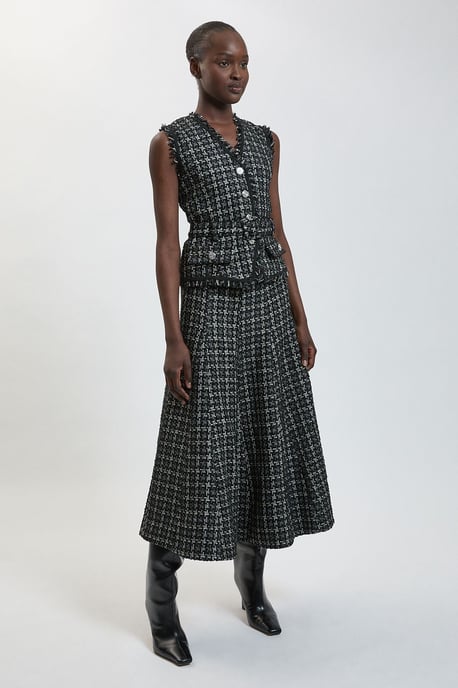 Vestido midi entallado sin mangas de mezcla de satén con falda amplia de bouclé - Image 1