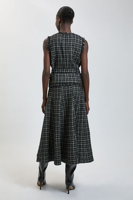Vestido midi entallado sin mangas de mezcla de satén con falda amplia de bouclé - Image 3