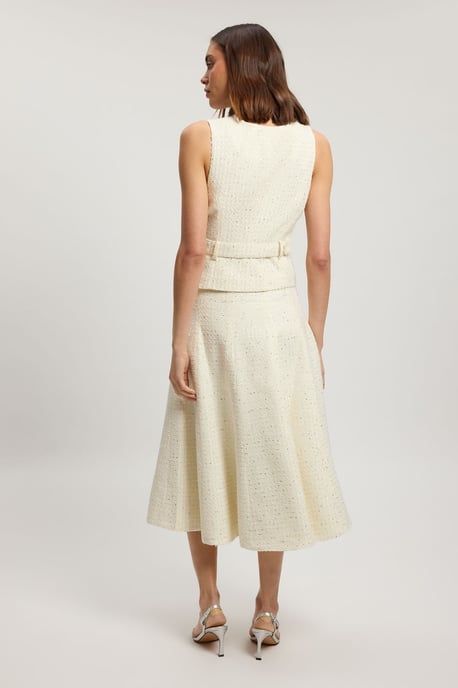 Vestido midi entallado sin mangas de mezcla de satén con falda amplia de bouclé - Image 3