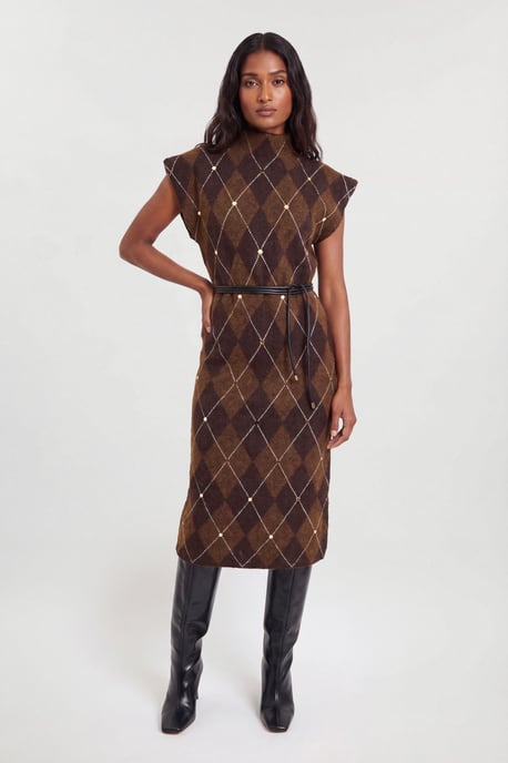 Karen Millen vestido midi de punto acogedor de mezcla de lana con estampado argyle, tachuelas y cinturón - Image 1