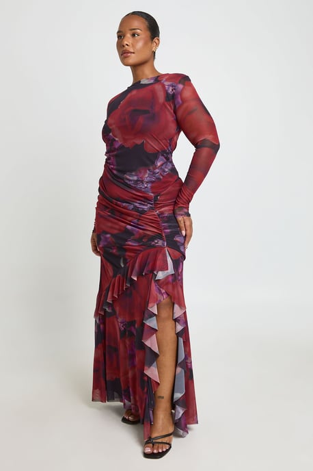 Boohoo Vestido largo de malla con volantes y fruncido floral de talla grande - Image 1
