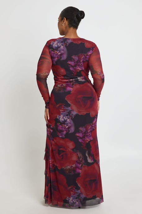 Boohoo Vestido largo de malla con volantes y fruncido floral de talla grande - Image 2
