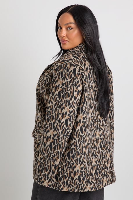 Boohoo Blazer Plus de efecto lana con estampado de leopardo y detalle de hombreras - Image 2