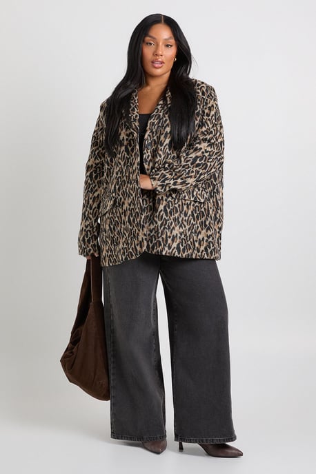 Boohoo Blazer Plus de efecto lana con estampado de leopardo y detalle de hombreras - Image 3