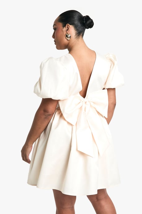 Boohoo Vestido skater Plus de tafetán con lazo en la espalda y mangas abullonadas - Image 2