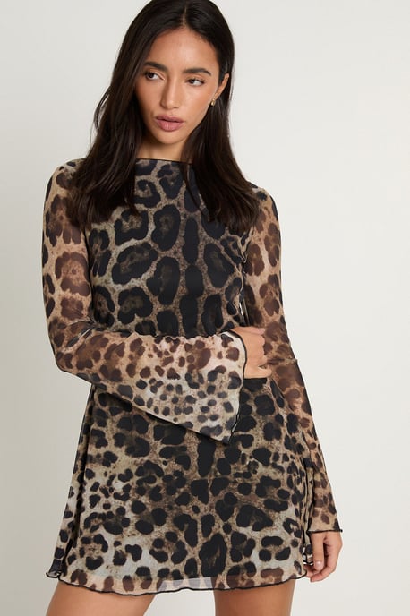 Boohoo Minivestido de malla con estampado de leopardo y mangas acampanadas - Image 1