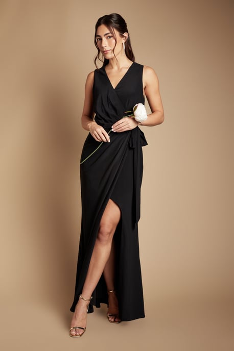 Vestido largo de crepé para dama de honor con escote en V y detalle cruzado - Image 1