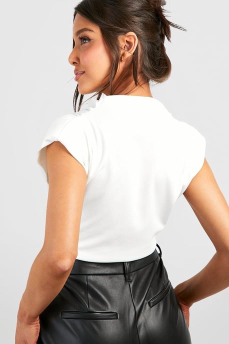 Boohoo Blusa de crepé con cuello drapeado y hombreras - Image 2