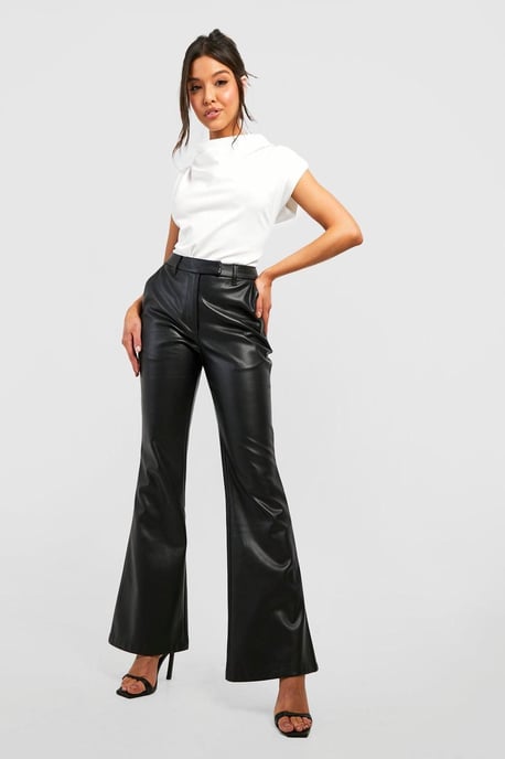Boohoo Blusa de crepé con cuello drapeado y hombreras - Image 3