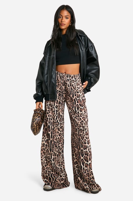 Boohoo Pantalón Tall de pierna ancha con estampado animal - Image 3