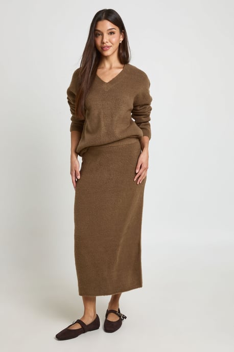 Conjunto de jersey de cuello de pico y falda midi - Image 1