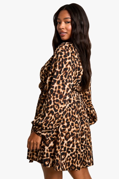 Boohoo Vestido corto cruzado con estampado de leopardo y detalle fruncido, talla grande - Image 2