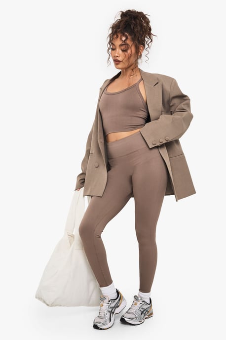 Boohoo Basics sujetador deportivo largo de canalé sin costuras con sujeción ligera - Image 3
