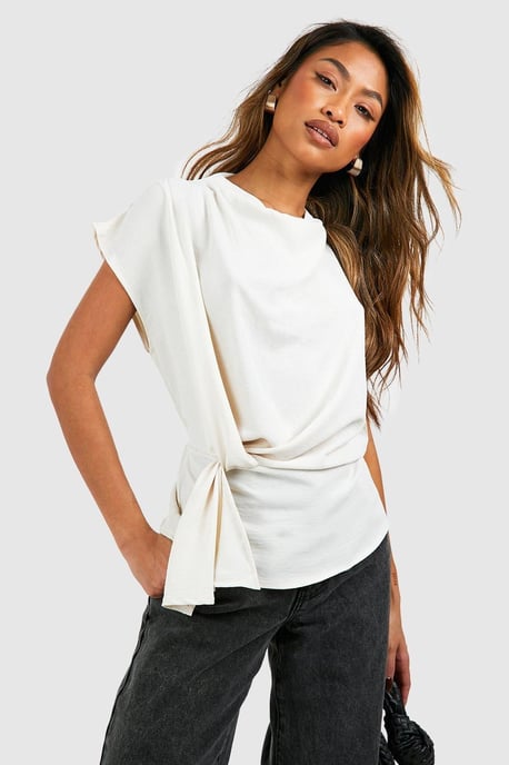 Boohoo Blusa con nudo delantero, cuello drapeado y textura martillada - Image 1