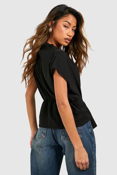 Boohoo Blusa de crepé con textura martillada, nudo delantero y cuello drapeado - Image 2