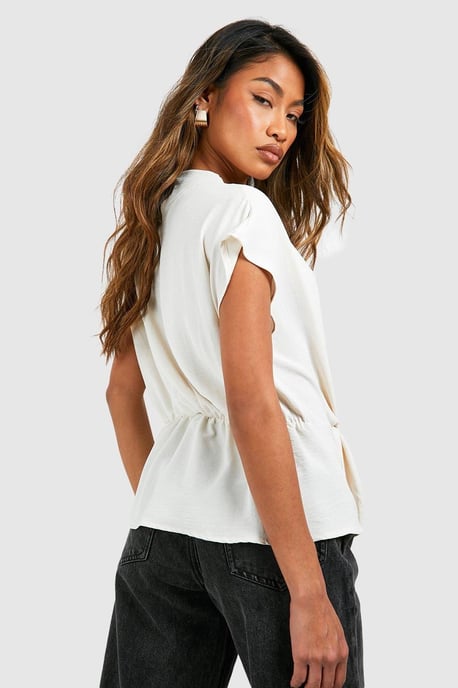 Boohoo Blusa con nudo delantero, cuello drapeado y textura martillada - Image 2