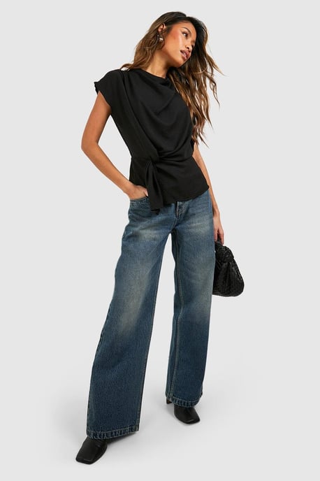 Boohoo Blusa de crepé con textura martillada, nudo delantero y cuello drapeado - Image 3