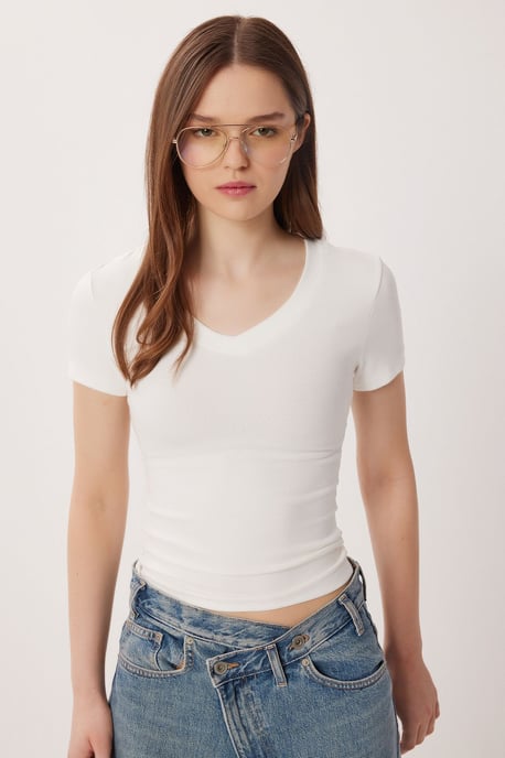 Camiseta básica de corte slim con cuello de pico - Image 2